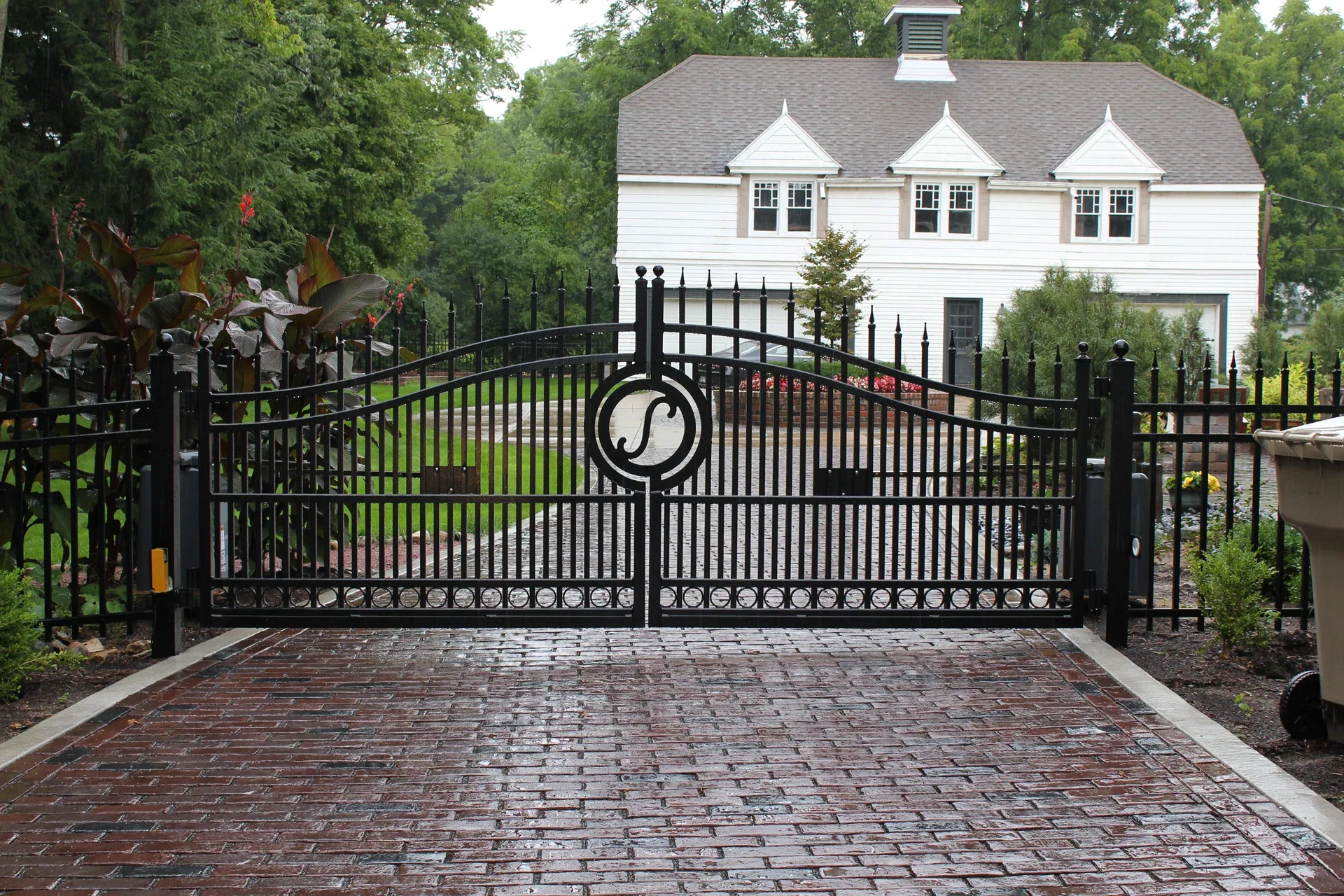 Custom entry gates Aluminum Fence fence application